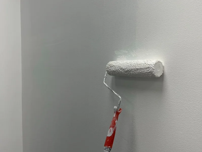 Roller med vit färg på vägg